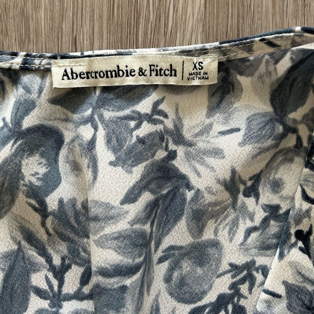 A&F Printed V Neck Top - Picture 6 of 8